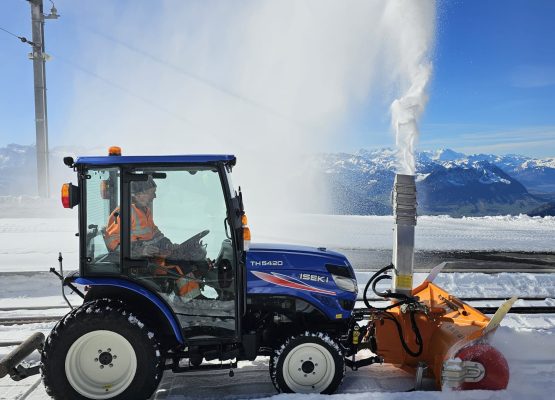 Photo du TH5420 avec l'accessoire lame à neige