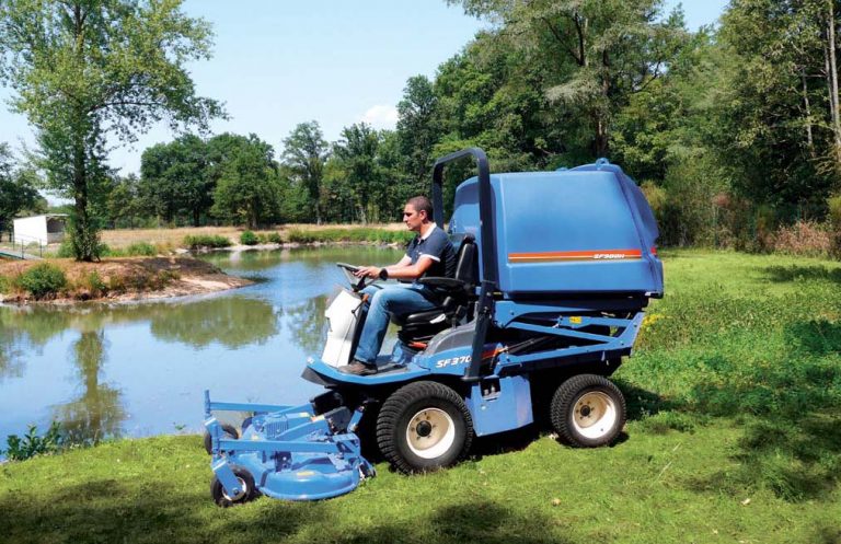 Tondeuse ISEKI frontale SF370 en situation Tondeuse ISEKI frontale SF370 en situation