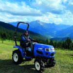 Photo du TM3267 eco en action avec les montagnes en arrière