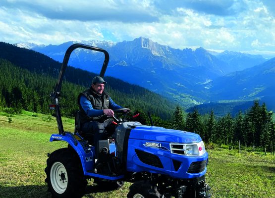 Photo du TM3267 eco en action avec les montagnes en arrière