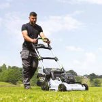 Homme qui tond sa pelouse avec une tondeuse conducteur marchant le LM1910E
