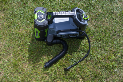 gonfleur 3 en 1 avec tous les outils associés dans l'herbe.