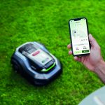vue d'un téléphone avec l'application EGO et le robot sur une pelouse