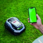 vue de l'application en premier plan, le robot RMR est en second plan sur une pelouse