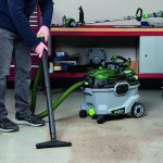Photo d'une personne passant l'aspirateur dans son atelier avec l'aspirateur WDV0900E