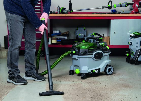 Photo d'une personne passant l'aspirateur dans son atelier avec l'aspirateur WDV0900E